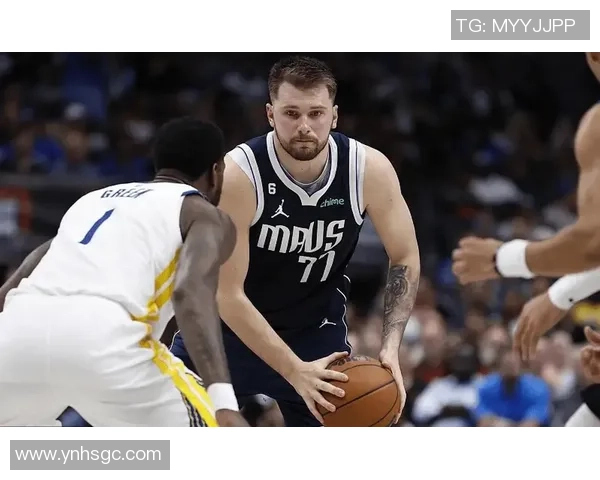 骑士与勇士对决中裁判争议判罚引发球迷热议与不满